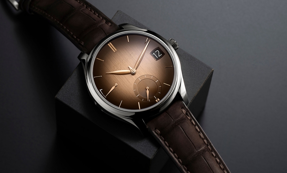 H. MOSER & CIE - ENDEAVOUR - 1800-0207 - 煙燻三文魚色回歸：勇創者萬年曆腕錶展現亨利慕時的純粹美學