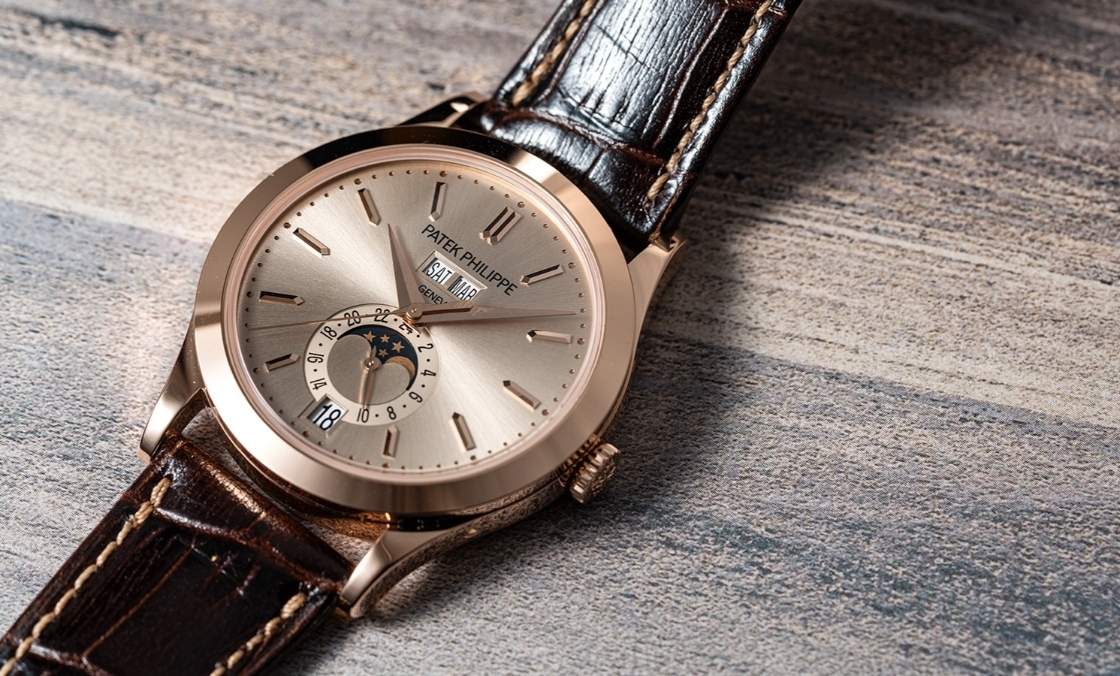 PATEK PHILIPPE - COMPLICATIONS - 5396R-016 - 藏家必看的沙米色面盤｜百達翡麗 5396R 年曆腕錶三十週年致敬之作