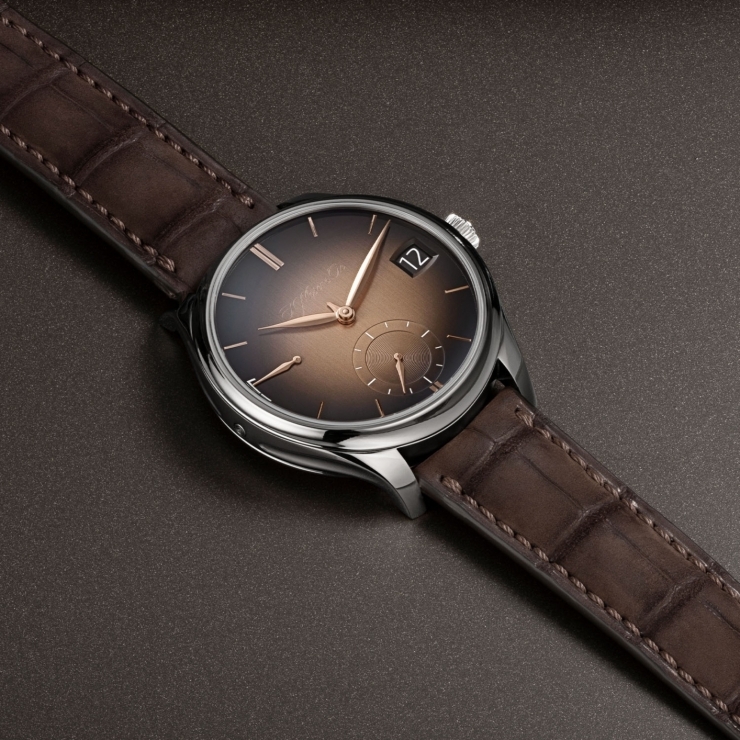 H. MOSER & CIE - ENDEAVOUR - 1800-0207 - 煙燻三文魚色回歸:勇創者萬年曆腕錶展現亨利慕時的純粹美學