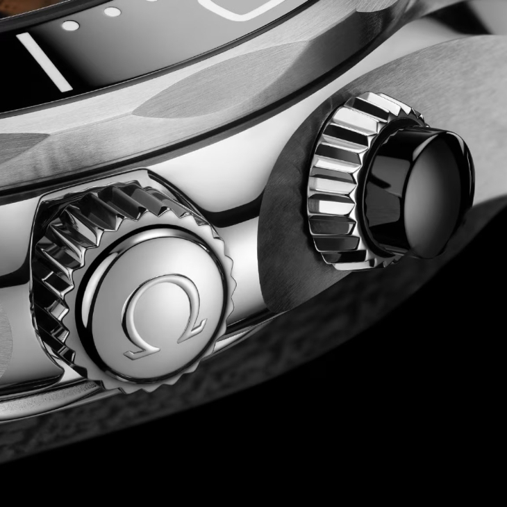 OMEGA - SEAMASTER - 210.32.44.51.01.002 - 007首枚海馬計時碼錶登場！歐米茄將《007：初露鋒芒》遊戲裝備帶到現實
