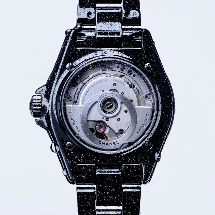 CHANEL - J12 - H5697 - CHANEL J12之所以無可比擬:剛之極致,柔蘊其中
