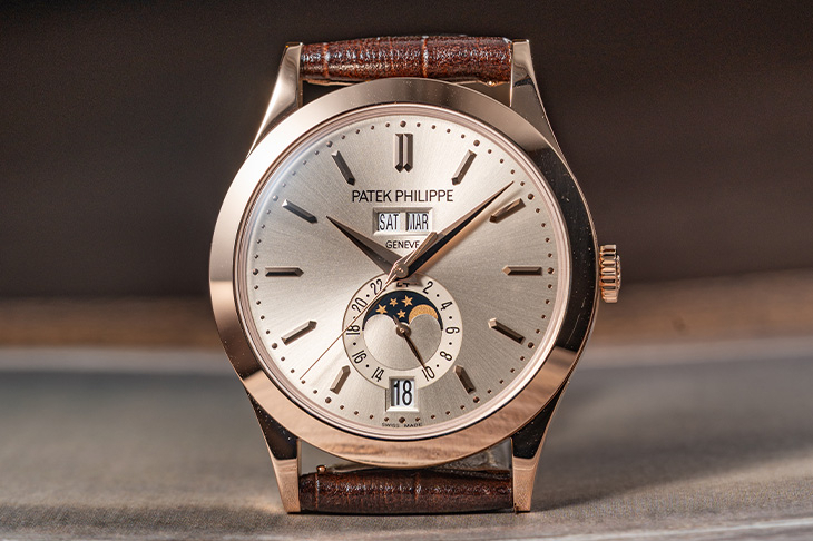 PATEK PHILIPPE - COMPLICATIONS - 5396R-016 - 藏家必看的沙米色面盤｜百達翡麗 5396R 年曆腕錶三十週年致敬之作