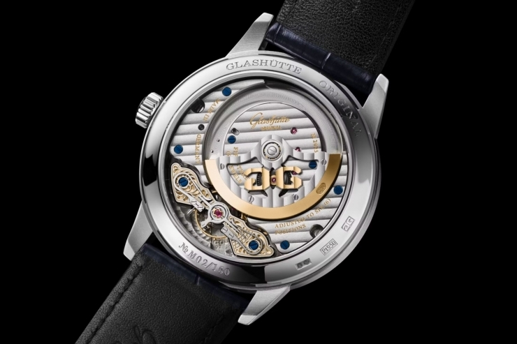 GLASHÜTTE ORIGINAL - PANO - 1-92-11-01-03-61 - 格拉蘇蒂原創再創經典，全新PanoMaticCalendar 偏心年曆「晨曦藍」鏤空腕錶登場