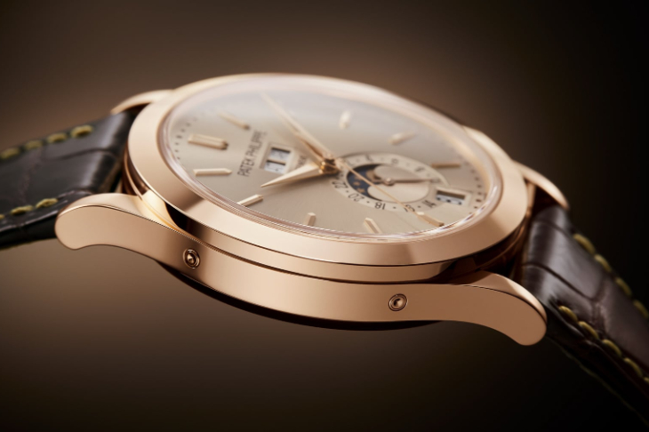 PATEK PHILIPPE - COMPLICATIONS - 5396R-016 - 藏家必看的沙米色面盤｜百達翡麗 5396R 年曆腕錶三十週年致敬之作