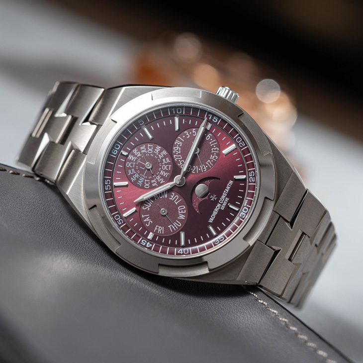 VACHERON CONSTANTIN - OVERSEAS - 6000V/210T-H179 - 江詩丹頓Overseas罕見酒紅面盤現身|超薄萬年曆與鈦金屬陀飛輪全解析