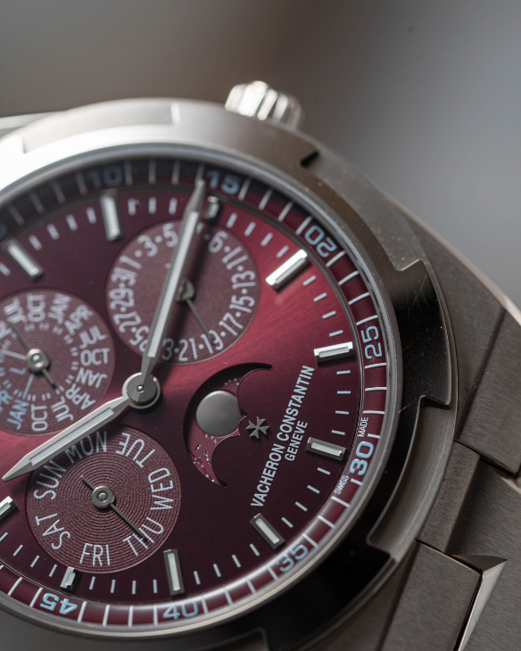 VACHERON CONSTANTIN - OVERSEAS - 6000V/210T-H179 - 江詩丹頓Overseas罕見酒紅面盤現身|超薄萬年曆與鈦金屬陀飛輪全解析