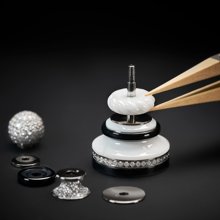 CHANEL - J12 - H11684 - J12的材質進化論:當材料學成為設計語言